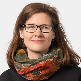 Foto von Silvana Huber vor einer Täferwand